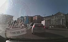 Водителя Prius проклинают за «гадкий» маневр на дороге в Приморье