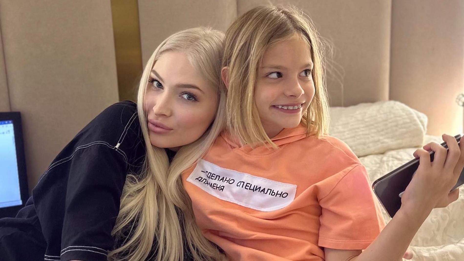 Алена Шишкова и ее 10-летняя дочь от Тимати прошли тест на знание фактов друг о друге: милое видео