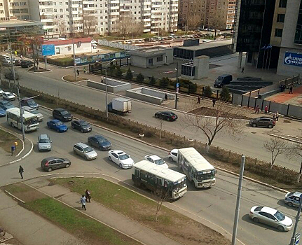 Авария на Чкалова с участием автобуса – собирается пробка