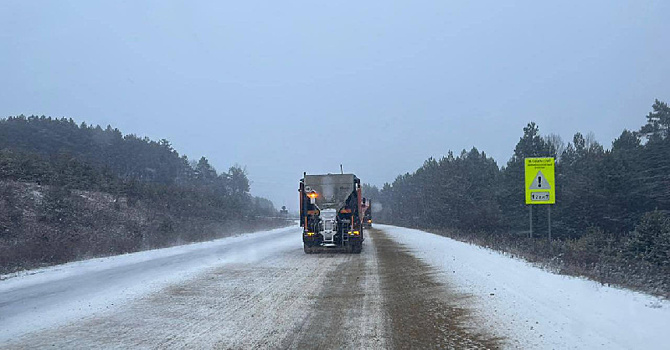 В Амурской области всю ночь убирали последствия снегопада