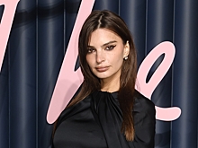 Эмили Ратаковски похвасталась фигурой в кружевном белье