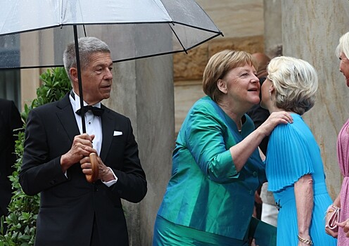 Муж Меркель не дал ей зонт под проливным дождем