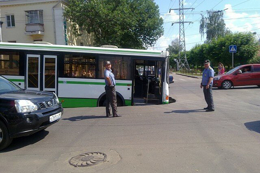 Ничего необычного — просто автобус застрял в дороге.