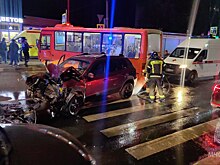 Автобус столкнулся с легковушкой на улице Космонавта Комарова
