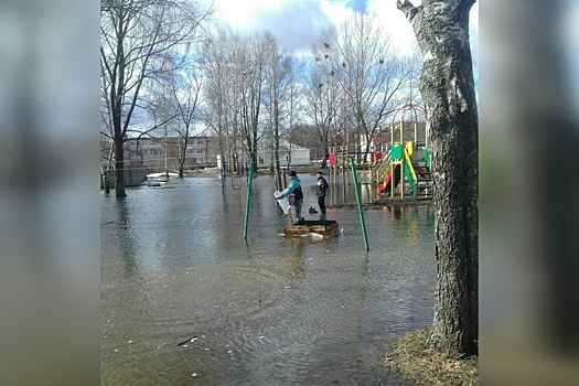 Дети катаются на плоту: ярославский двор затопило по колено