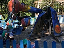 Карусель с детьми рухнула в екатеринбургском парке аттракционов — фото с места