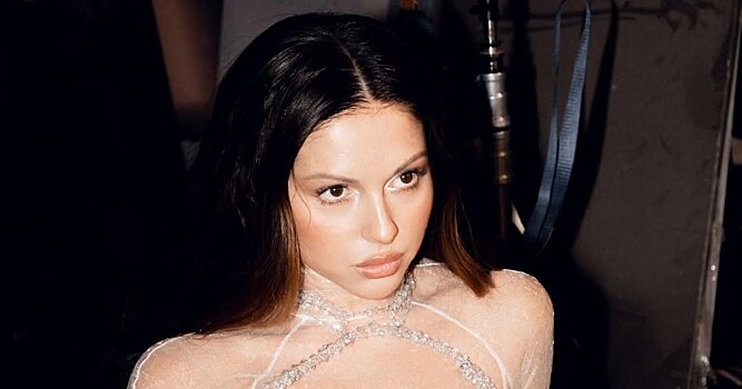 Певица Нюша снялась в «голом» платье с декольте