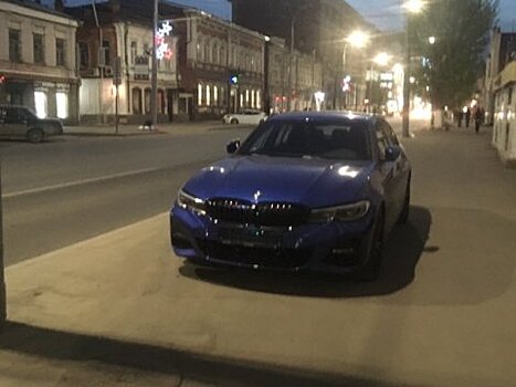 Очевидцы: Автохам припарковался прямо тротуаре улицы Московской