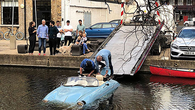 Невероятная неудача: винтажный Porsche случайно упал в канал в Лондоне