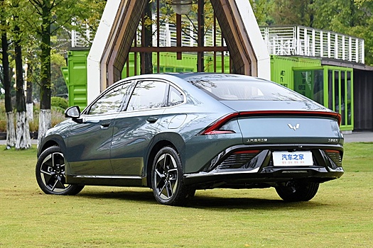 Народный бизнес-седан Wuling оказался в полтора раза дешевле Kia K5