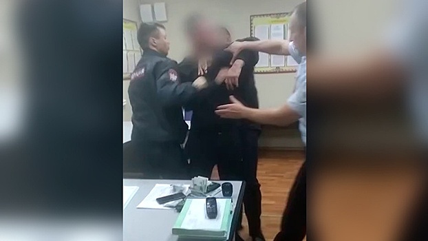 Драка дебошира с полицейскими в новосибирском аэропорту попала на видео