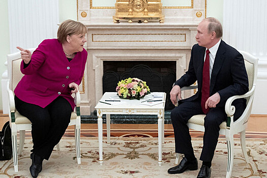 «Идет война, людей убивают»: Меркель поговорила с Путиным