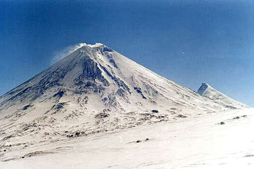 Вулкан Ключевской на Камчатке выбросил столб пепла на шесть километров