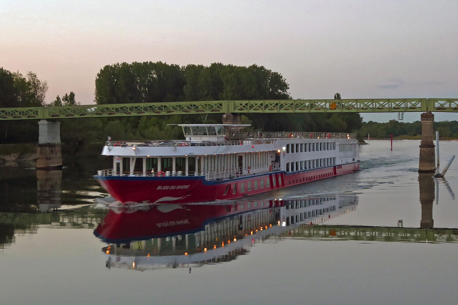 Во Франции речной круизный теплоход с более 100 пассажирами врезался в баржу