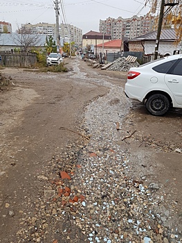 В Саратове из-за коммунальной аварии размыло дорогу