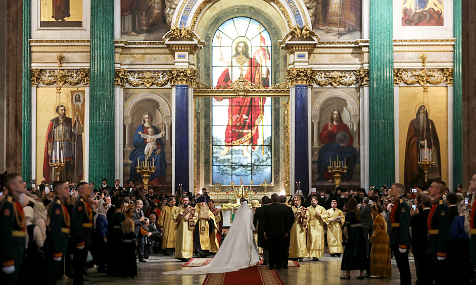 Во время церемонии венчания потомка династии Романовых Георгия Михайловича с гражданкой Италии Ребеккой Беттарини в Исаакиевском соборе.
