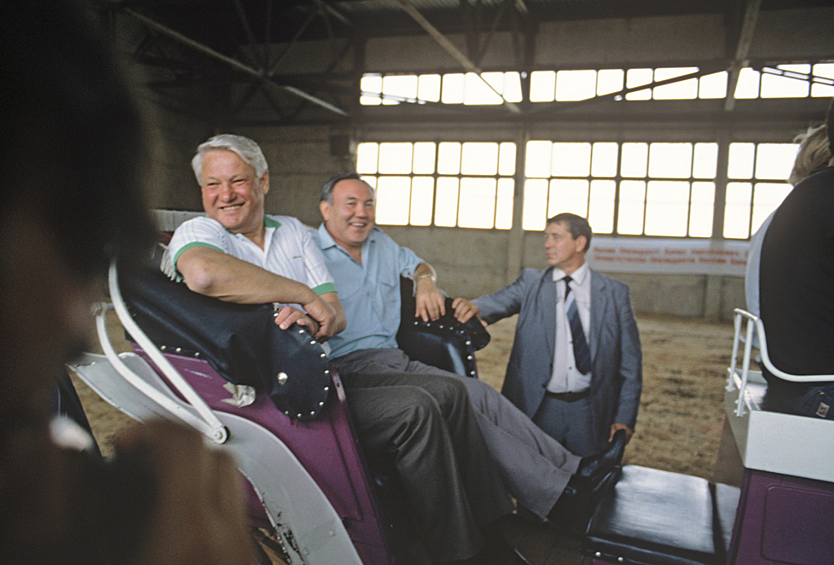 Президент России Владимир Ельцин и президент Казахстана Нурсултан Назарбаев во время посещения конного завода на территории республики, 1991 год