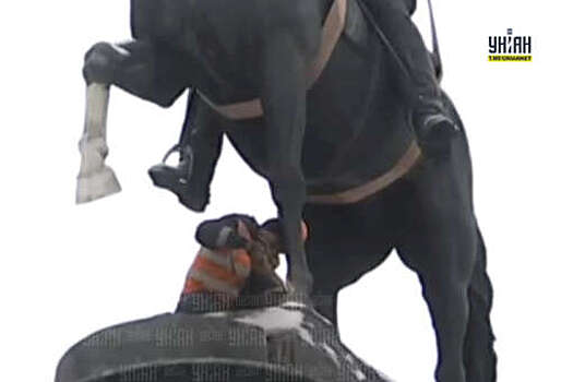 УНИАН: при сносе конного памятника Щорсу в Киеве у статуи отпилили три копыта
