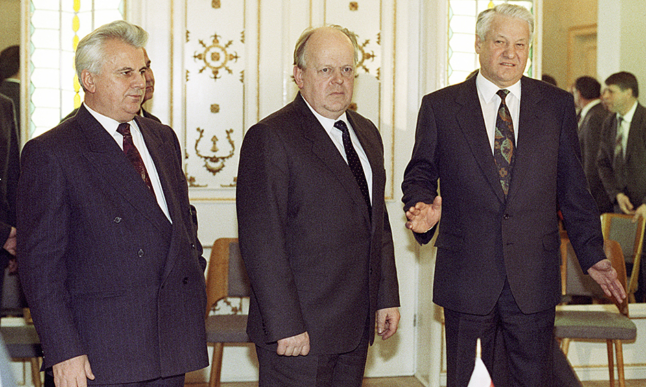 8 декабря 1991 году вместе с президентом Украины Леонидом Кравчуком и председателем ВС Белоруссии Станиславом Шушкевичем на встрече в правительственной резиденции Вискули в Беловежской пуще подписал соглашение о создании СНГ и ликвидации СССР.