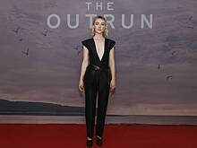 Популярная актриса вышла в свет в наряде с декольте до пупка