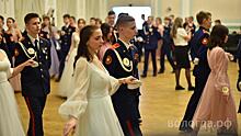 40 пар закружились в танце на Александровском кадетском балу в Вологде