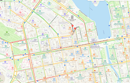 Главный проспект Екатеринбурга встал из-за ДТП у полицейского главка