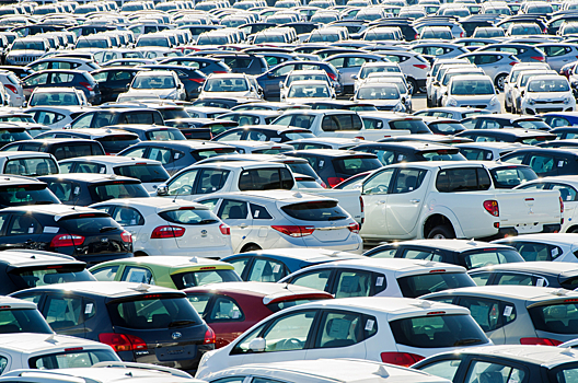 Продажи легковых автомобилей в РФ сократились почти на 40%