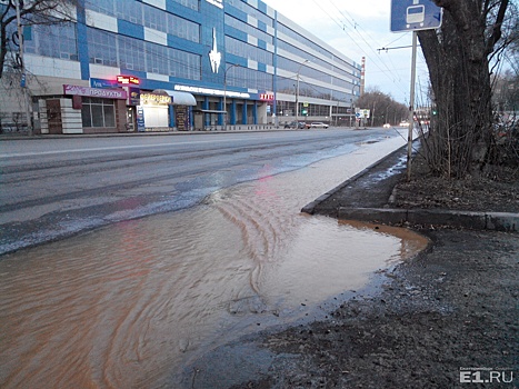 «Хлестать стало из-под киоска»: улицу Малышева затопила коммунальная река