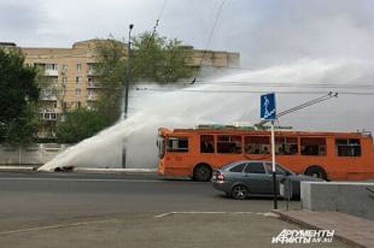 Аварию на трубопроводе с горячей водой в центре Оренбурга планируют устранить 22 мая