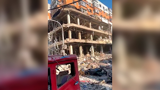 Пыль и обломки зданий: кадры мощного взрыва в ресторане в китайском Шэньяне