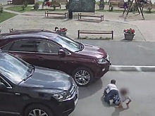 Женщина-водитель покинула место ДТП после наезда на ребенка в Екатеринбурге. Видео