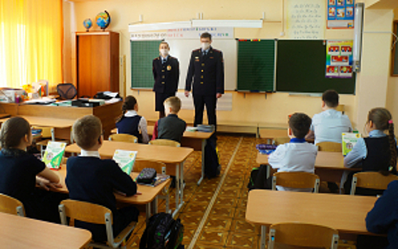 В Магадане полицейские провели для школьников «Уроки безопасности»