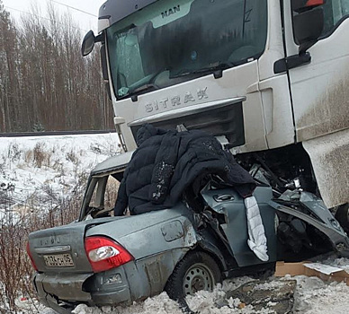 На трассе в ХМАО произошла смертельная авария с грузовиком