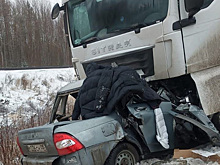 На трассе в ХМАО произошла смертельная авария с грузовиком