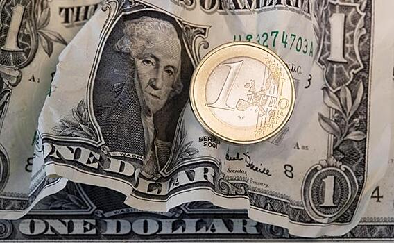Курс валют сегодня: доллар и евро подешевели утром в пятницу