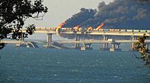 Поглумился над Крымским мостом: украинский блогер сжег 2 тысячи рублей с видами Владивостока