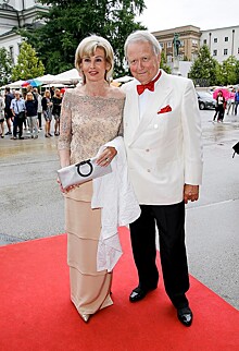 79-летний наследник империи Porsche разводится с женой из-за ее деменции — летом он женится на другой