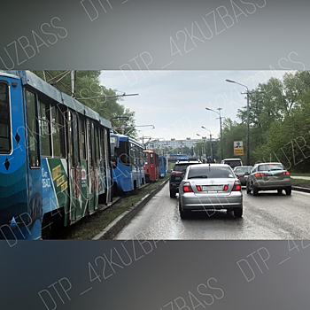 Застрявшая на рельсах автомобилистка парализовала работу трамваев в Новокузнецке