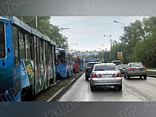 Застрявшая на рельсах автомобилистка парализовала работу трамваев в Новокузнецке