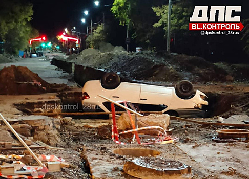 В Благовещенске ночью Lada Granta вылетела в перекоп на улице Амурской и перевернулась на крышу