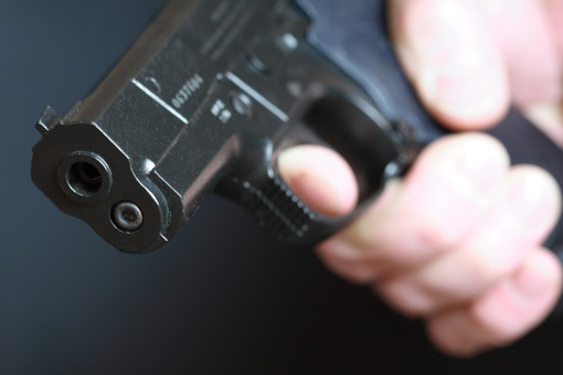 В Калужской области мужчина выстрелил из сигнального пистолета из ревности