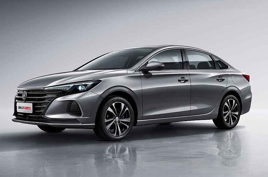 Changan Eado. Китайская компания привезёт в нашу страну седан, сравнимый по габаритам с Hyundai Elantra или Toyota Corolla. Его выпускают в Китае уже почти пять лет, а два года назад серьёзно обновили