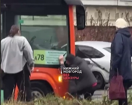 Неадекватный мужчина с ножом напал на автобус в Нижнем Новгороде
