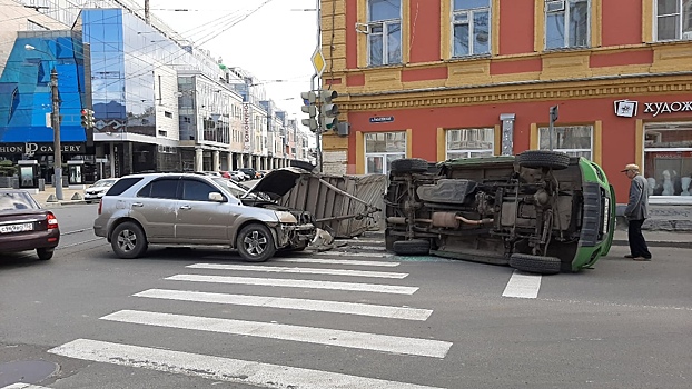 Лихач проскочил на «жёлтый» и опрокинулся в центре Нижнего Новгорода