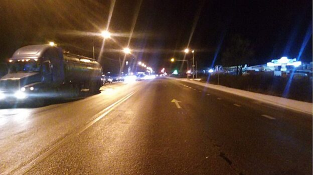 «Мерседес» отбросил «Шкоду» под автоцистерну