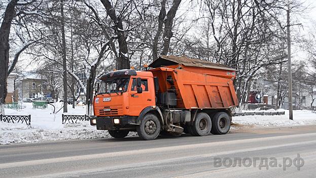 Подрядчик привлек дополнительные ресурсы для уборки снега с улиц Вологды