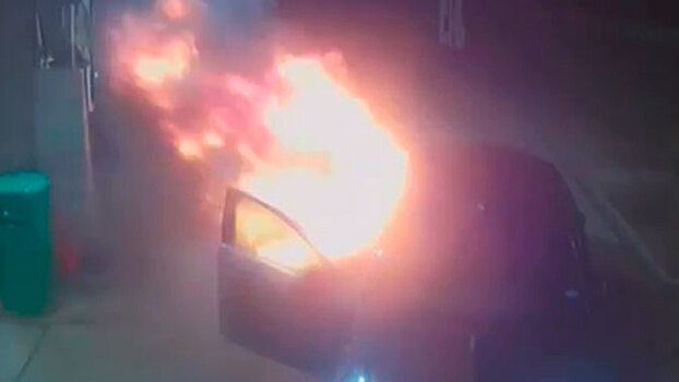 Недовольные сервисом пассажиры такси сожгли его на заправке: видео