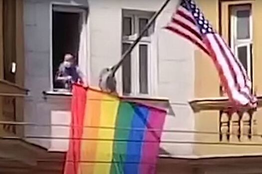 Флаг ЛГБТ вывесят над зданием Госдепа США