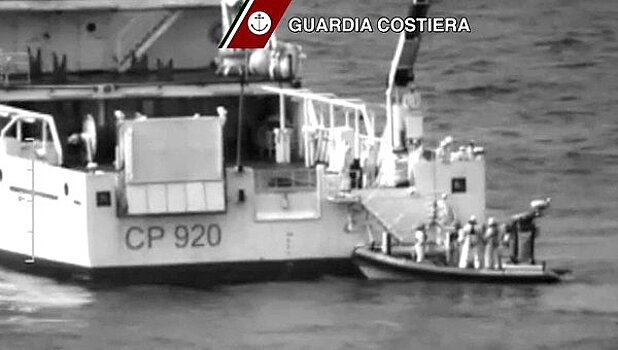 На затонувшем в Средиземном море судне находились 950 человек