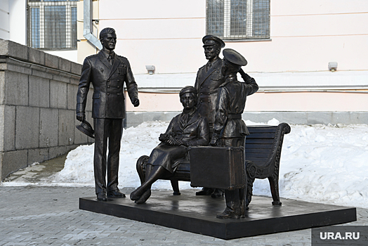 В Екатеринбурге увековечили сцену из любимого фильма генералов. Ее смысл раскрыл губернатор